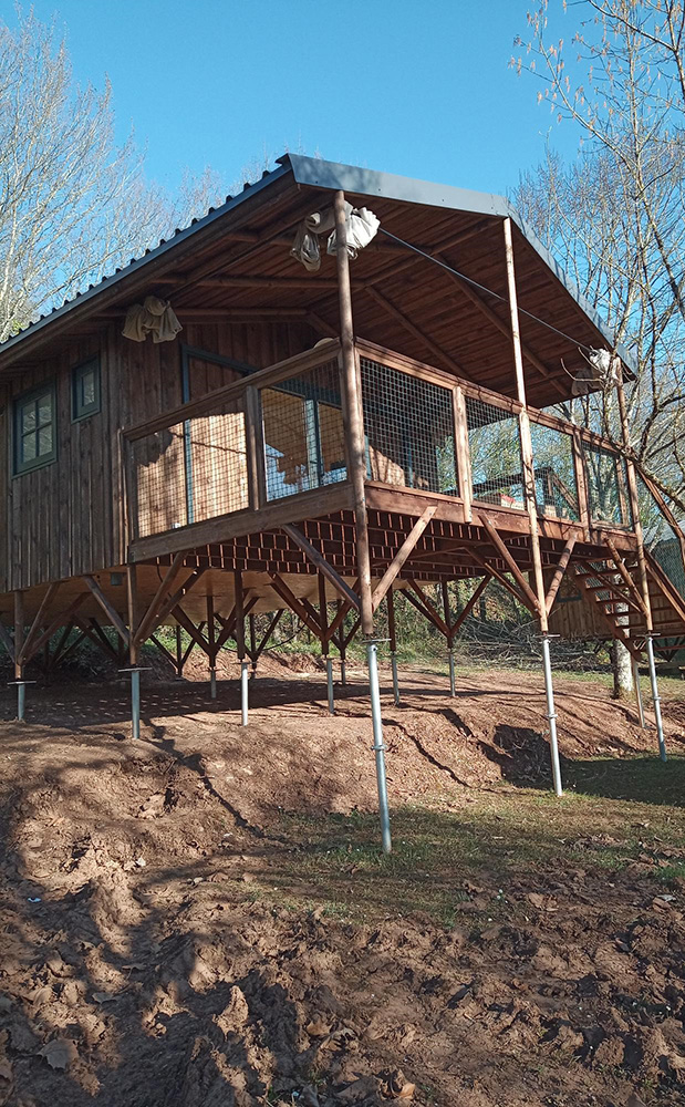 f et pose vis de terre pour recevoir chalet dans un camping 2