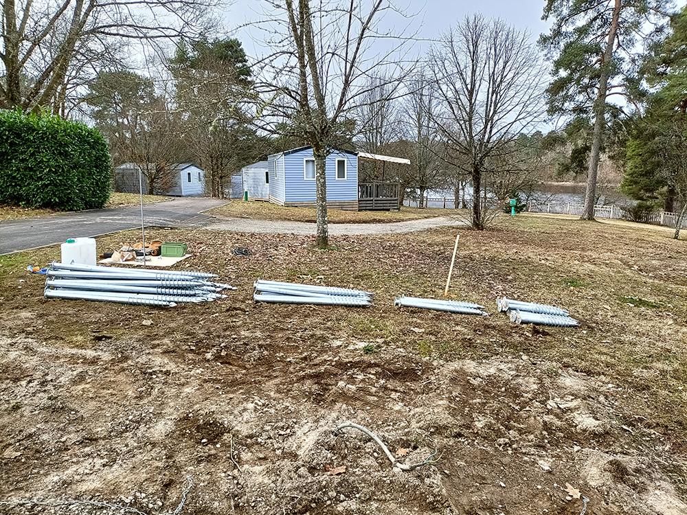 f et pose vis de terre pour recevoir chalet dans un camping 3