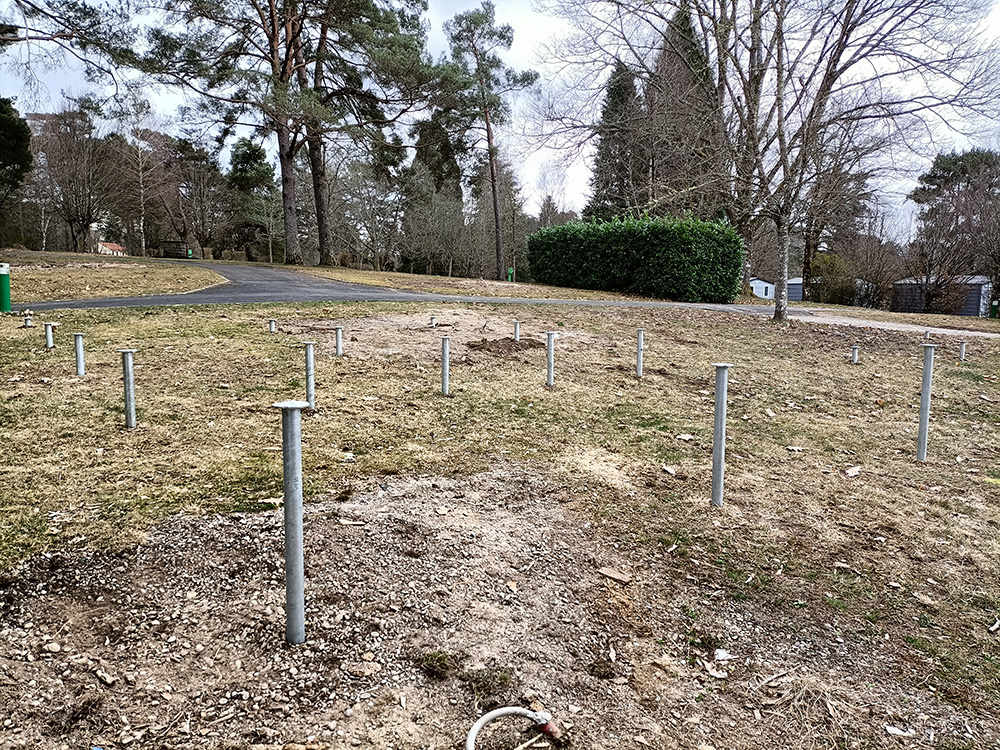 f et pose vis de terre pour recevoir chalet dans un camping 4