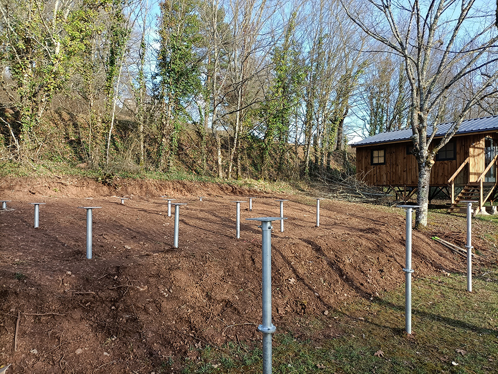 f et pose vis de terre pour recevoir chalet dans un camping